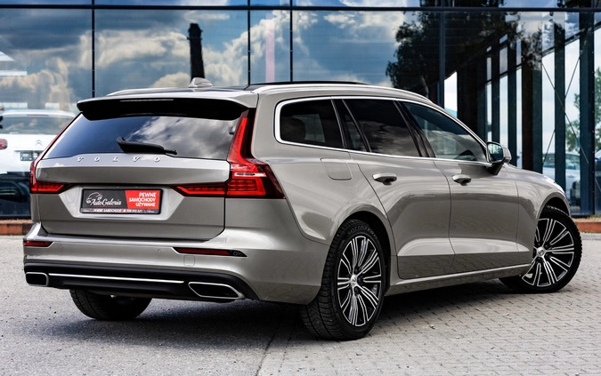 Volvo V60 cena 114900 przebieg: 104584, rok produkcji 2019 z Gryfice małe 781